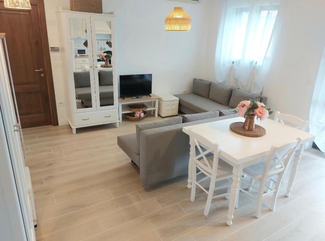 Incantevole Appartamento Monolocale Alba 2 Pokój zdjęcie